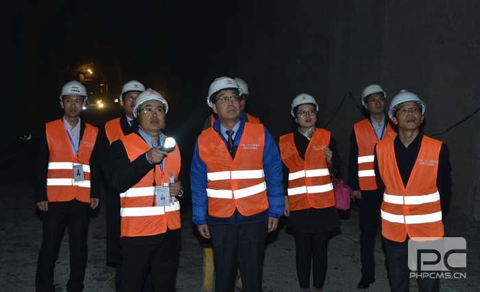 (左二)季雁池大使檢查施工現(xiàn)場_副本.jpg (左二)季雁池大使檢查施工現(xiàn)場_副本.jpg